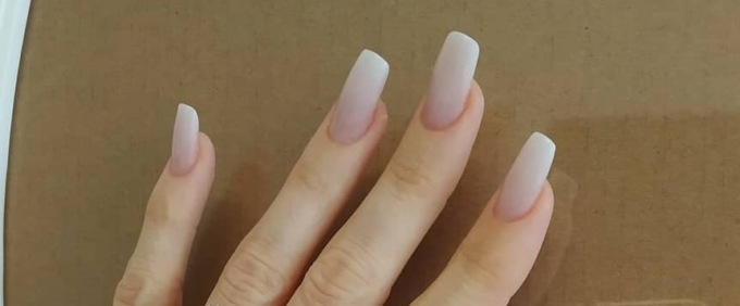 Niente unghie finte a scuola: fa discutere il monito di una preside del Torinese