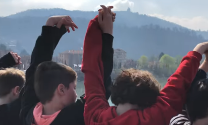 A San Mauro una lunghissima catena umana di bimbi per la pace e l’ambiente – IL VIDEO