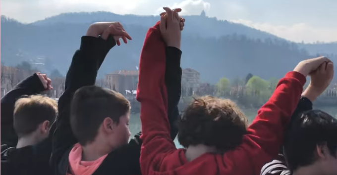 A San Mauro una lunghissima catena umana di bimbi per la pace e l’ambiente – IL VIDEO