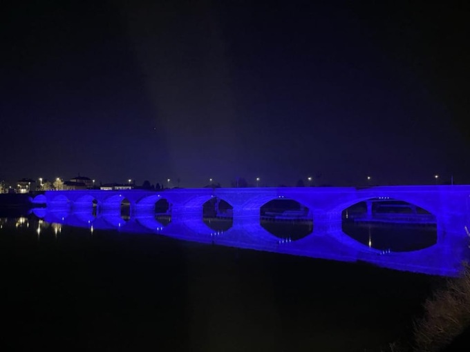 Domenica San Mauro illumina di blu il suo ponte: ecco perché