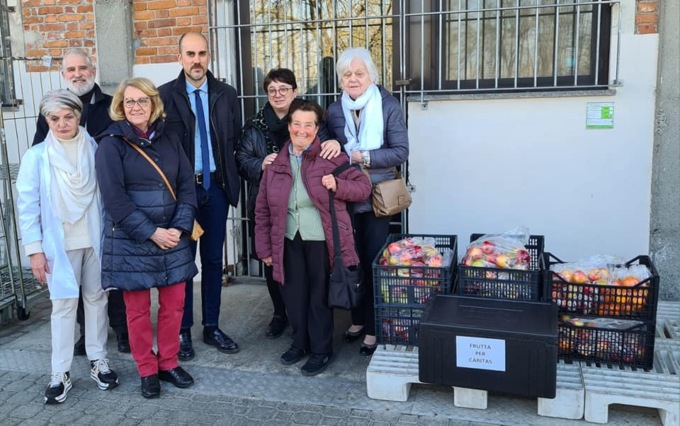 A Venaria lotta allo spreco: la frutta avanzata delle mense scolastiche destinata alla Caritas