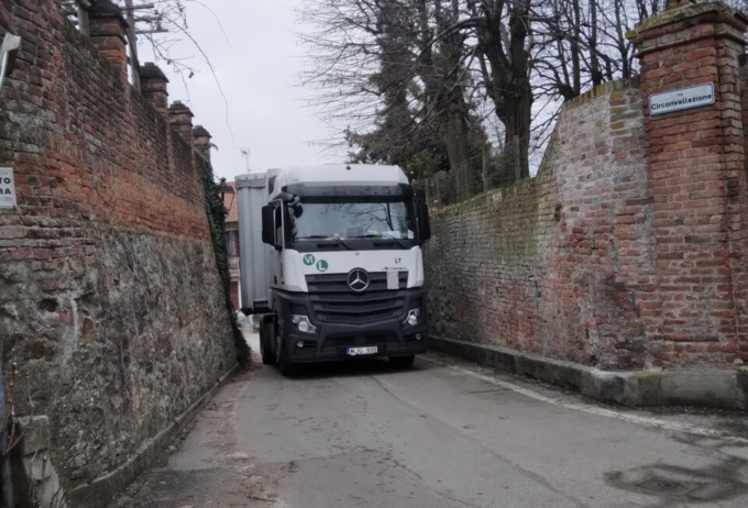 Ancora un tir incastrato a Sciolze