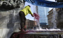 Fontana "insanguinata" e sirene morte in piazza Solferino: IL VIDEO