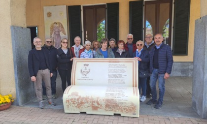 Una “panchina libraria” nel cortile della biblioteca