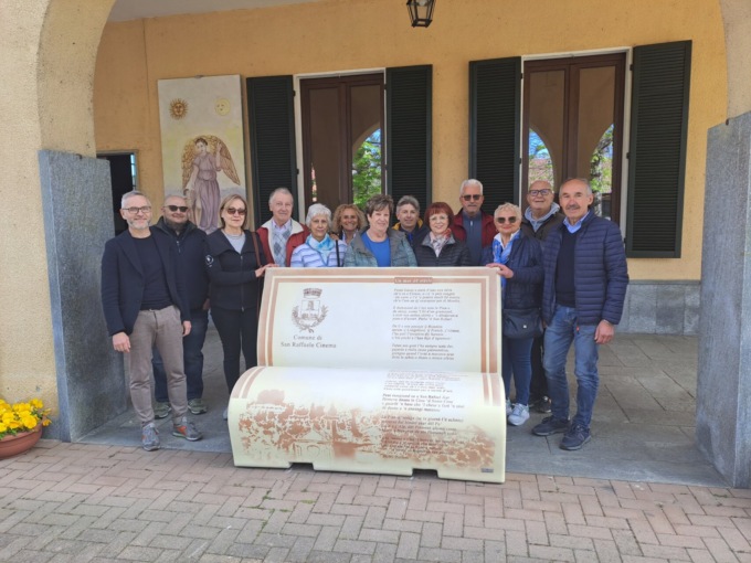 Una “panchina libraria” nel cortile della biblioteca