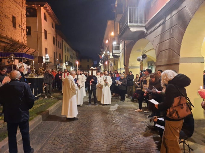 Gassino, la processione del Venerdì Santo con il Cataletto