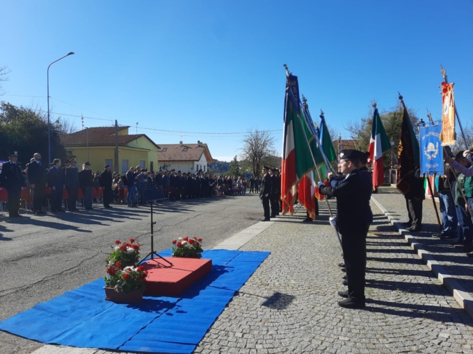 L’abbraccio di Rivalba ai Carabinieri, inaugurato il monumento