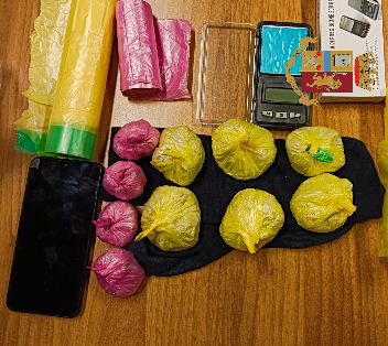 Nel ripostiglio nascondeva una valigia con 10 involucri di eroina