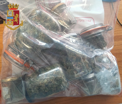 Litiga con la fidanzata e viene arrestato per spaccio: aveva 970 gr di stupefacente