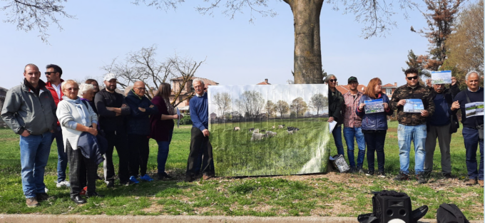 Quasi mille firme per salvare l’ultimo “pratone” di Bertolla