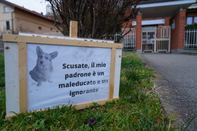 La rabbia dei cittadini contro le deiezioni canine. Cartelli sparsi in ogni dove