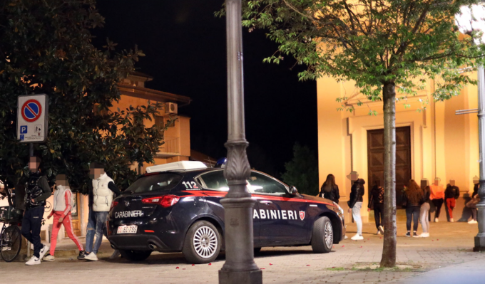 «Ha una pistola!»: a Settimo donna in fuga da un appartamento, 40enne denunciato