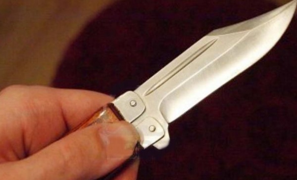 Violenta rissa con coltelli e cocci di vetro