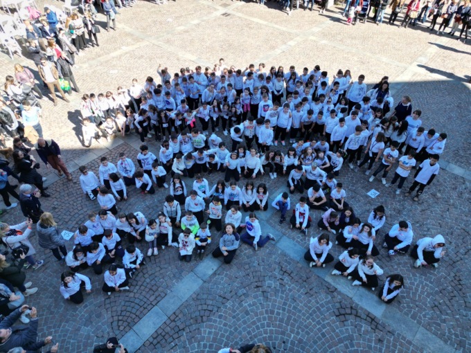 Un flash mob con 250 bambini per lo sport, lo sviluppo e la pace