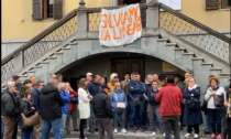 "La linea 8 non si tocca": cittadini davanti al municipio, il sindaco esce per rassicurarli