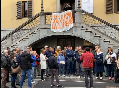 “La linea 8 non si tocca”: cittadini davanti al municipio, il sindaco esce per rassicurarli