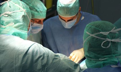 Incinta al sesto mese muore per un’emorragia ma i medici riescono a far nascere la sua bimba