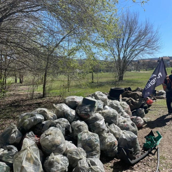 “Al parco dell’Arrivore c’è una bomba ecologica: un’enorme quantità di siringhe, eternit e vernici”