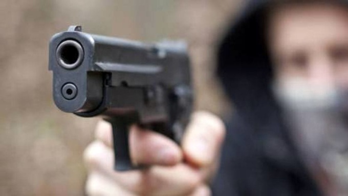 Cercano di entrare nel condominio con una pistola