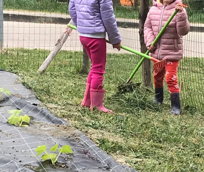 Un “folletto misterioso” ha riparato gli attrezzi da giardinaggio dei bimbi della materna