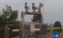 Alla rotonda di via Milano compare una scultura che fa discutere