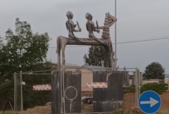 Alla rotonda di via Milano compare una scultura che fa discutere