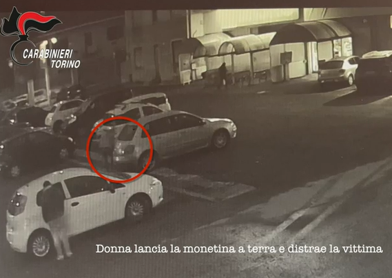 Derubavano le anziane nei parcheggi: presa la “banda delle monetine”