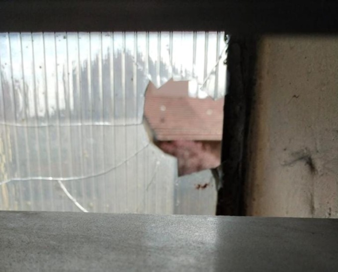 Vandali spaccano i vetri della scuola media di Venaria