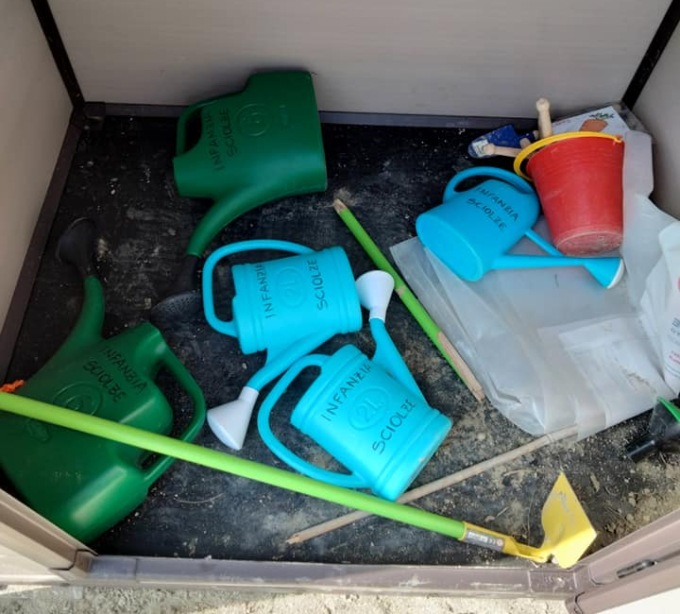 Vandalizzata la casetta degli attrezzi da giardinaggio dei bimbi della materna