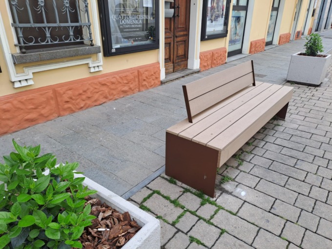 Nuove panchine e fioriere per l’isola pedonale di Settimo