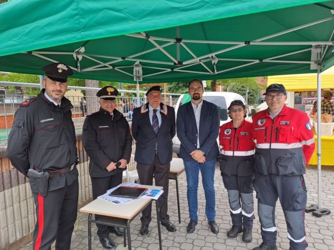 Occhio alle truffe, punto di ascolto dei Carabinieri al mercato