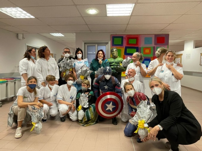 Supereroi in visita ai pazienti oncologici “per dare un po’ di spensieratezza anche agli adulti”