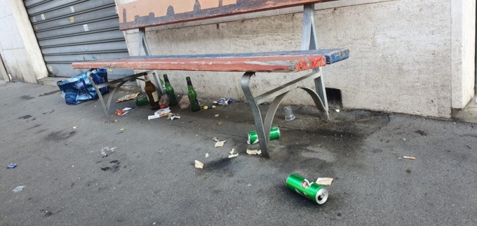 Quartiere Barca: degrado e bottiglie di alcolici ovunque