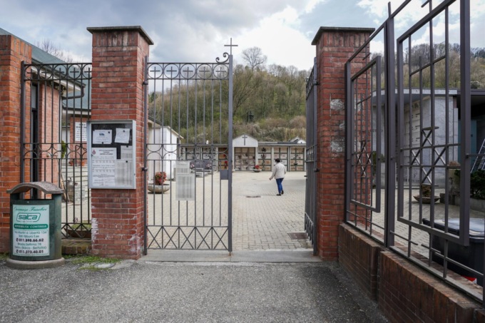 Cimitero di San Mauro: liquido maleodorante fuoriesce da una tomba