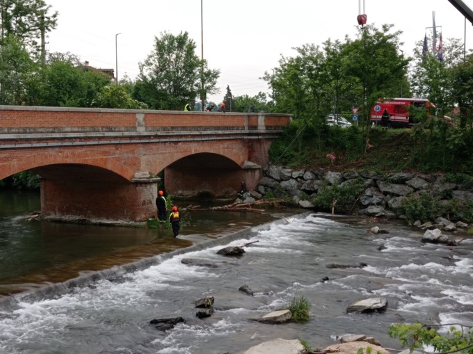 Rimossi i tronchi sotto il ponte Castellamonte a Venaria