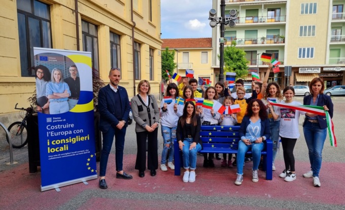 A Venaria una panchina colorata per la Giornata dell’Europa