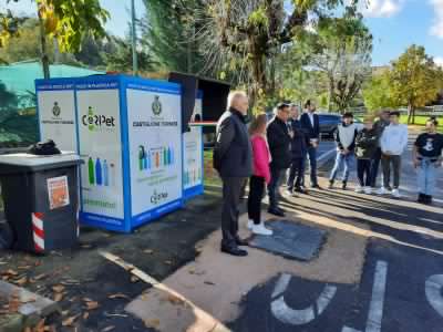 L’eco-compattatore per bottiglie di plastica funziona: 12mila sono quelle raccolte in media al mese