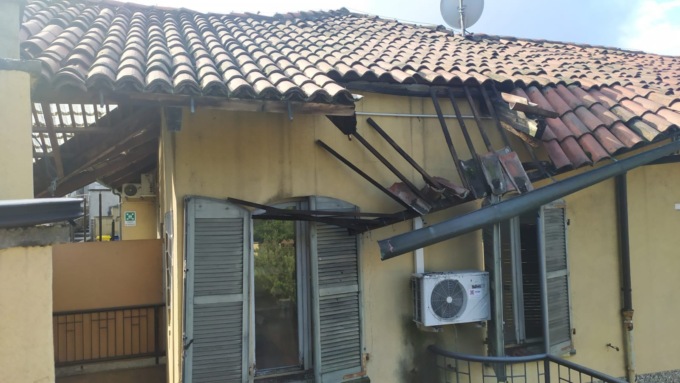 Il maltempo fa crollare un pezzo di cornicione, sotto c’è l’amianto