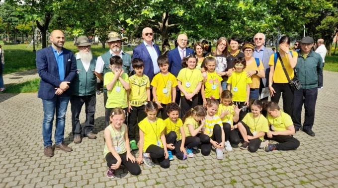 Volontari e alunni in campo per salvare le api – FOTO e VIDEO