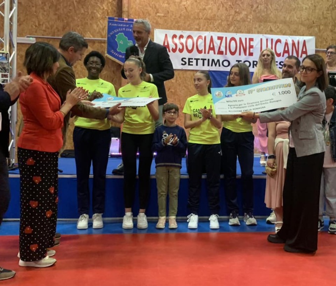 Strasettimo: consegnati 4mila euro per la ricerca e 1000 per gli alluvionati