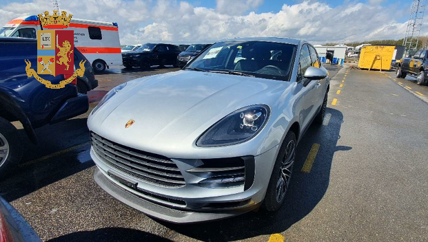 Traffico di auto e mezzi agricoli rubati, in 13 in manette