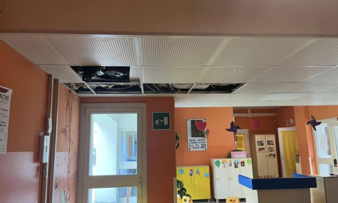 Troppa pioggia e l’acqua gronda nell’asilo Papà Cervi 
