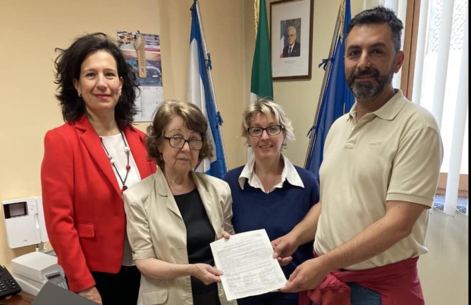 Consegnata la petizione a difesa della linea 8