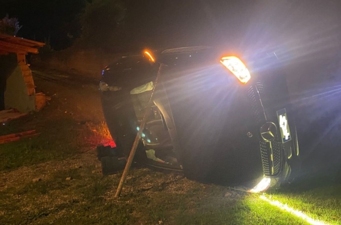 Auto si ribalta, sfonda un cancello e “atterra” nel giardino di una casa