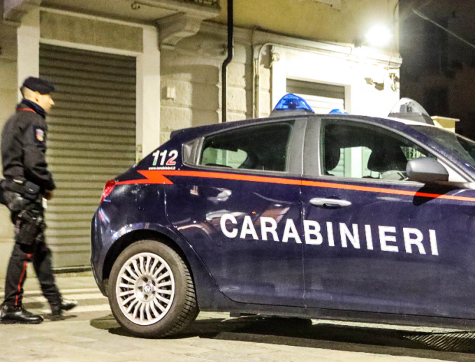 Rubano zaino e carte di credito e vanno a fare shopping