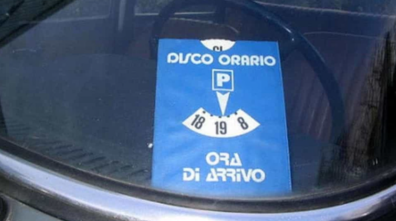 Parcheggio libero, disco orario sospeso per tutto il mese - Prima Chivasso