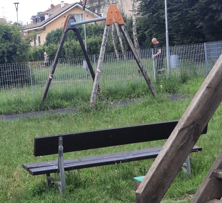 Erba Alta, Bottiglie A Terra E Altalena Rotta: "Si Faccia Qualcosa Per - Foto 10
