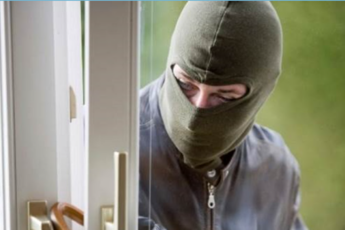 Anziana ha un malore durante la rapina, il ladro la soccorre ma poi…