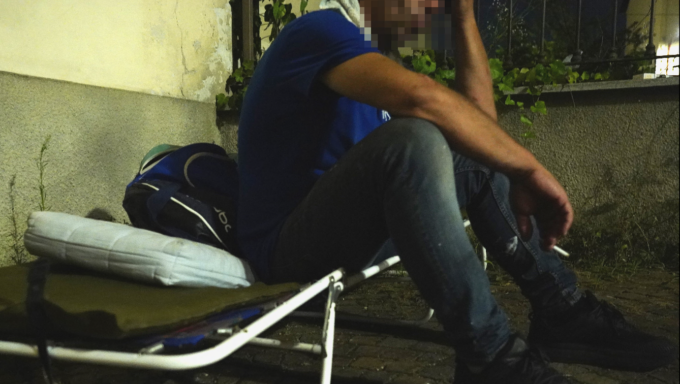 Sfrattato dalla casa del padre, per settimane dorme su una brandina per strada