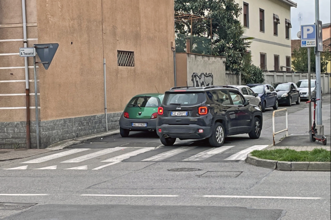 In vicolo Toscanini soste selvagge e rifiuti abbandonati: l’Sos dei residenti